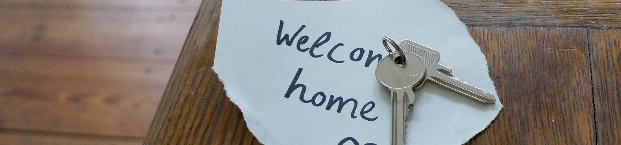 House keys on a welcome home note