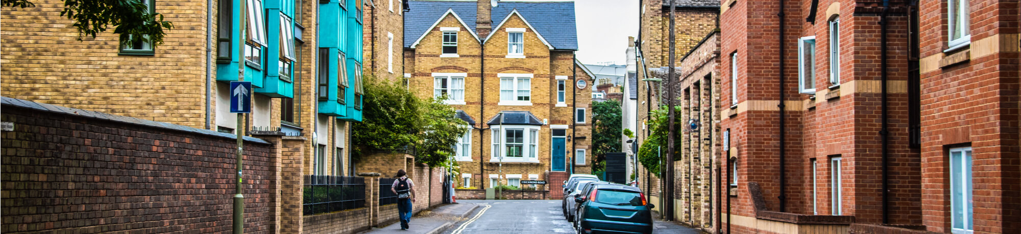 oxford-uk-street-with-cars-parked-and-tall-buildings