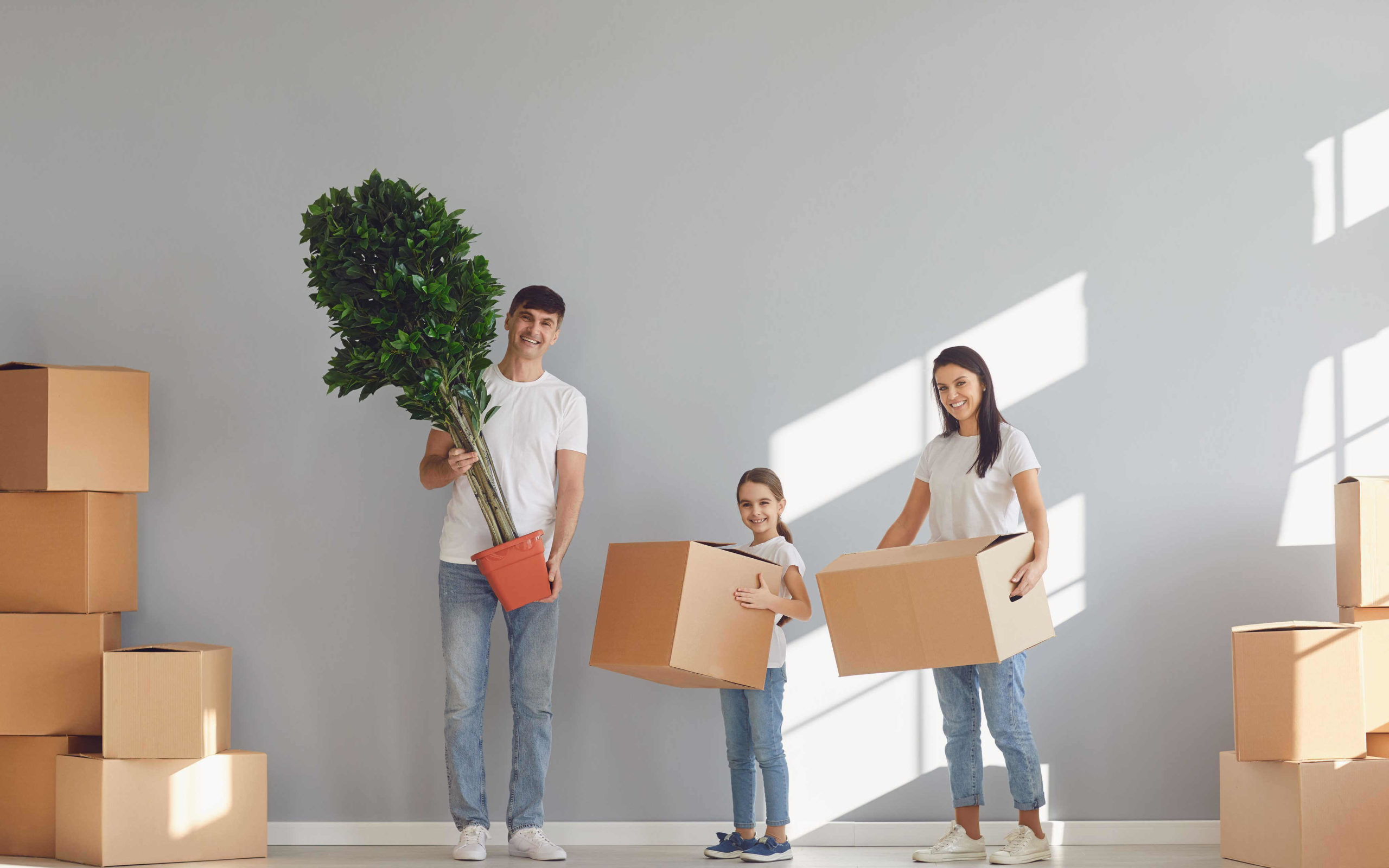 family-moving-with-boxes-in-build-to-rent-2