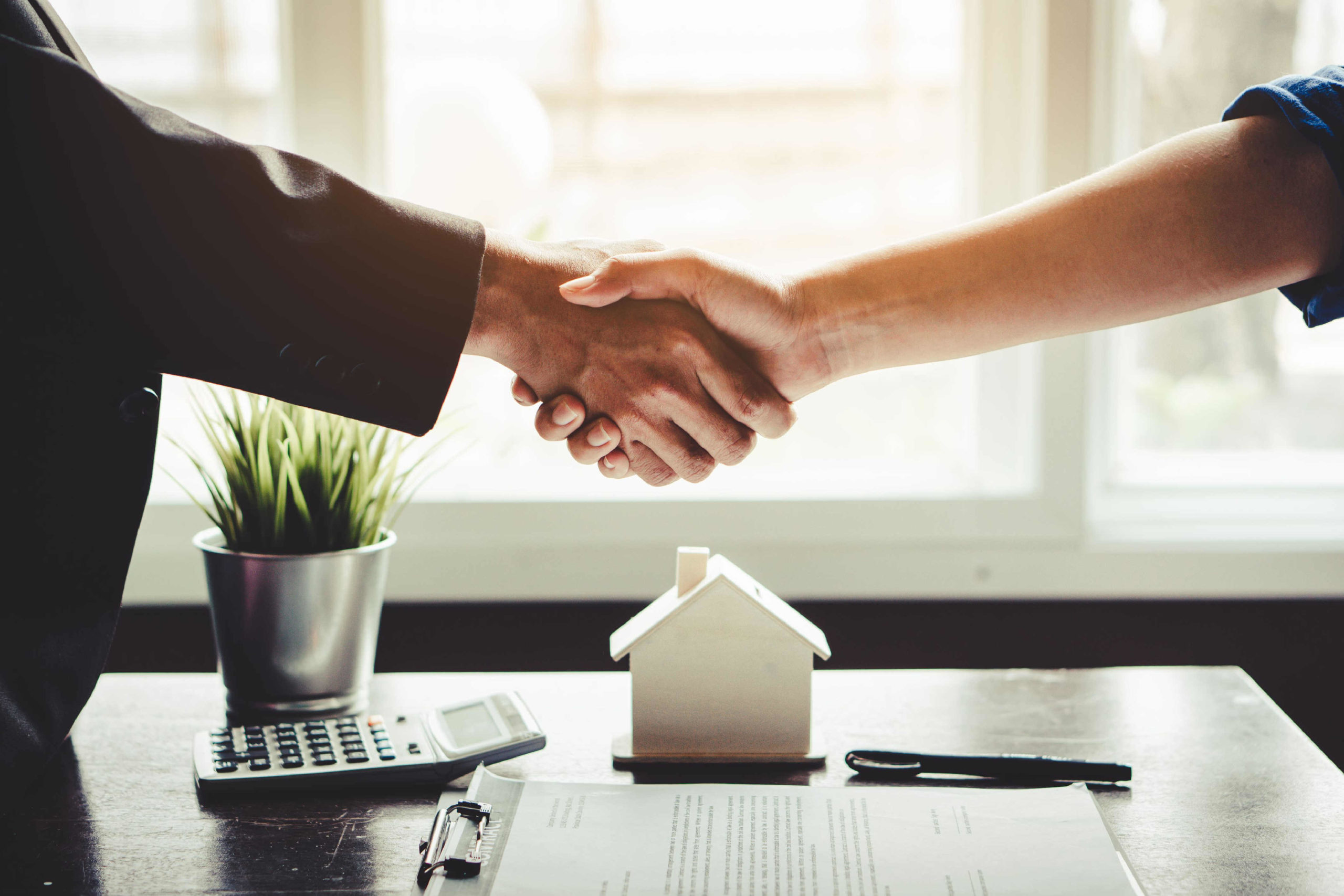 landlord-shaking-hands-estate-agent